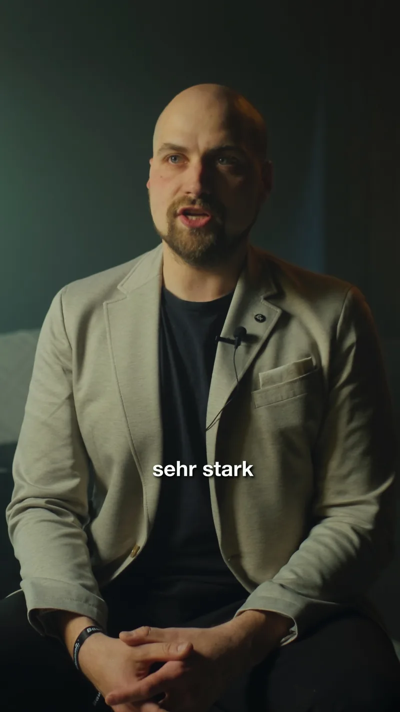 Standbild aus einem Videobeitrag: Ein Berater von energetisiert spricht in die Kamera.